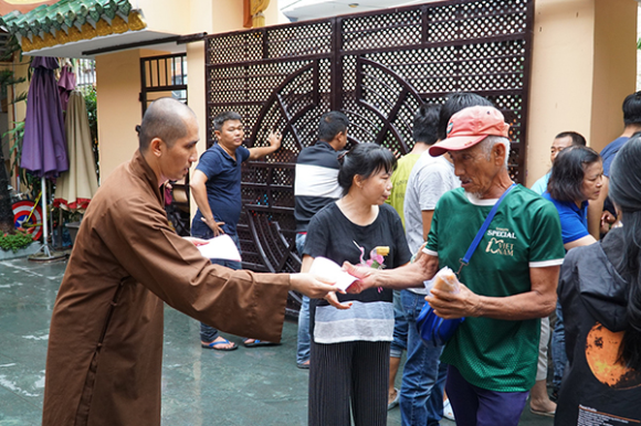 Đoàn Từ Thiện Chùa Hưng Phước Trao Quà Cho Bà Con Nghèo Tại Quận 3_11-08-2019