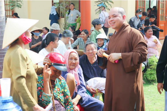 Đoàn Từ Thiện Chùa Hưng Phước Trao Quà Tết Và Khám Bệnh Cho Bà Con Nghèo Tỉnh Bến Tre_12-01-2020