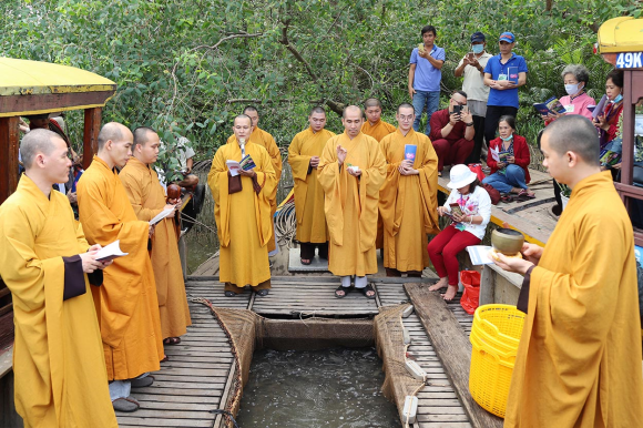 Đoàn Từ Thiện Chùa Hưng Phước Trao Quà Tết Cho Bà Con Khó Khăn Tỉnh Bến Tre_24-01-2021