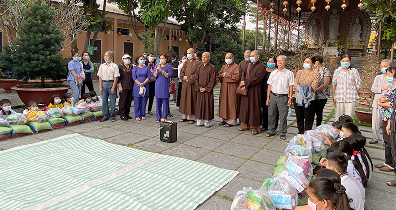 Đoàn Từ Thiện Chùa Hưng Phước Trao Quà Tết Cho Các Em Tại Lớp Học Tình Thương Chùa Liên Hoa Q.8_2021