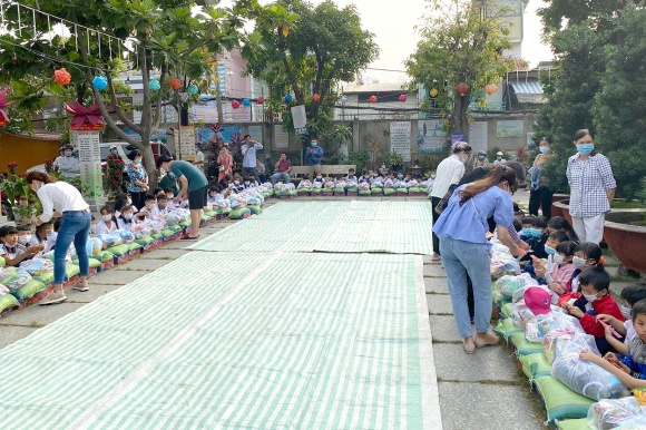 Đoàn Từ Thiện Chùa Hưng Phước Trao Quà Tết Cho Các Em Tại Lớp Học Tình Thương Chùa Liên Hoa Q.8_2021