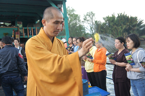 Đoàn Từ Thiện Chùa Hưng Phước Phóng Sanh Cá_Lần 1-2019_17-02-2019