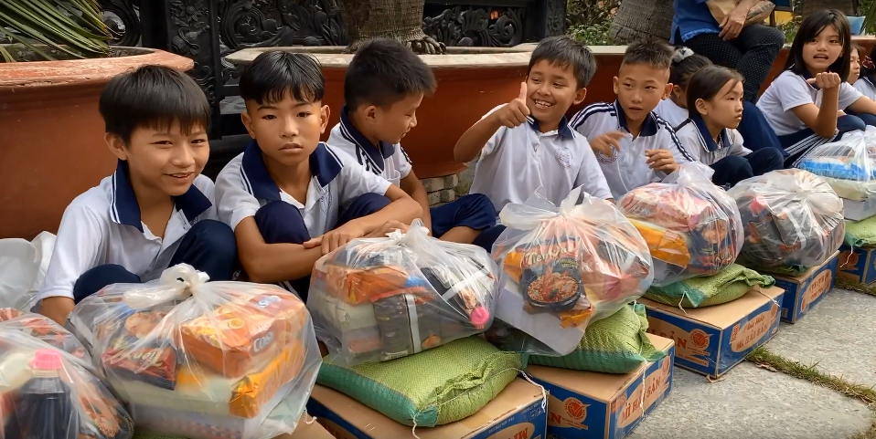Đoàn Từ Thiện Chùa Hưng Phước Tặng Quà Tết Cho Các Em Học Sinh Lớp Học Tình Thương Chùa Liên Hoa Q.8
