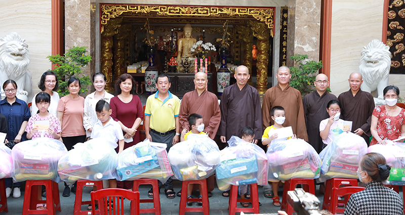 Chùa Hưng Phước Q. 3 Trao Quà Đến Các Em Mồ Côi Cha, Mẹ Mất Do Dịch COVID-19_12-06-2022