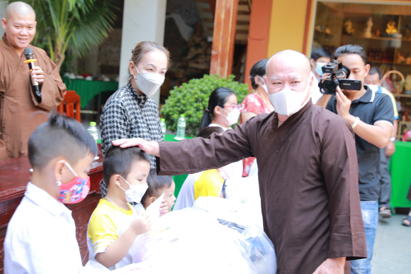 Chùa Hưng Phước Q. 3 Trao Quà Đến Các Em Mồ Côi Cha, Mẹ Mất Do Dịch COVID-19_12-06-2022